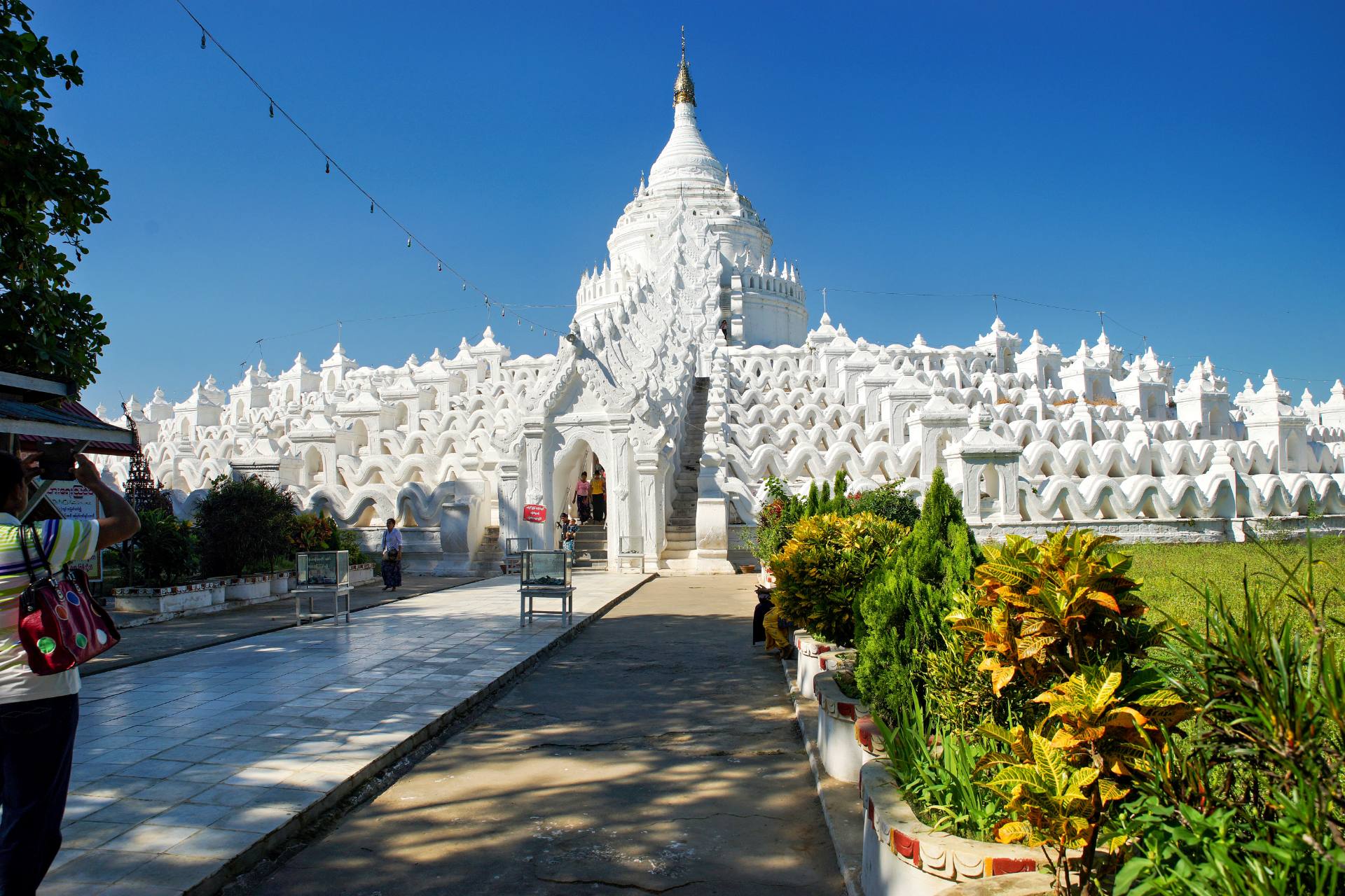 Hsinbyume-Pagode: König Bagyidaw ließ sie 1816 für seine verstorbene Lieblingsgemahlin Hsinbyume errichten. Sie wurde 1838 durch Erdbeben beschädigt, aber 1874 von König Mindon restauriert. Die Pagode symbolisiert den mythischen Berg Meru, das Zentrum der Welt. Sieben wellengeschmückte Terrassen stellen die sieben Meere dar, von denen der Berg Meru nach buddhistischem Glauben umgeben ist.  Über die 7 Terrassen führt eine Treppe zum Sulamani-Palast, dem Sitz von Indra.